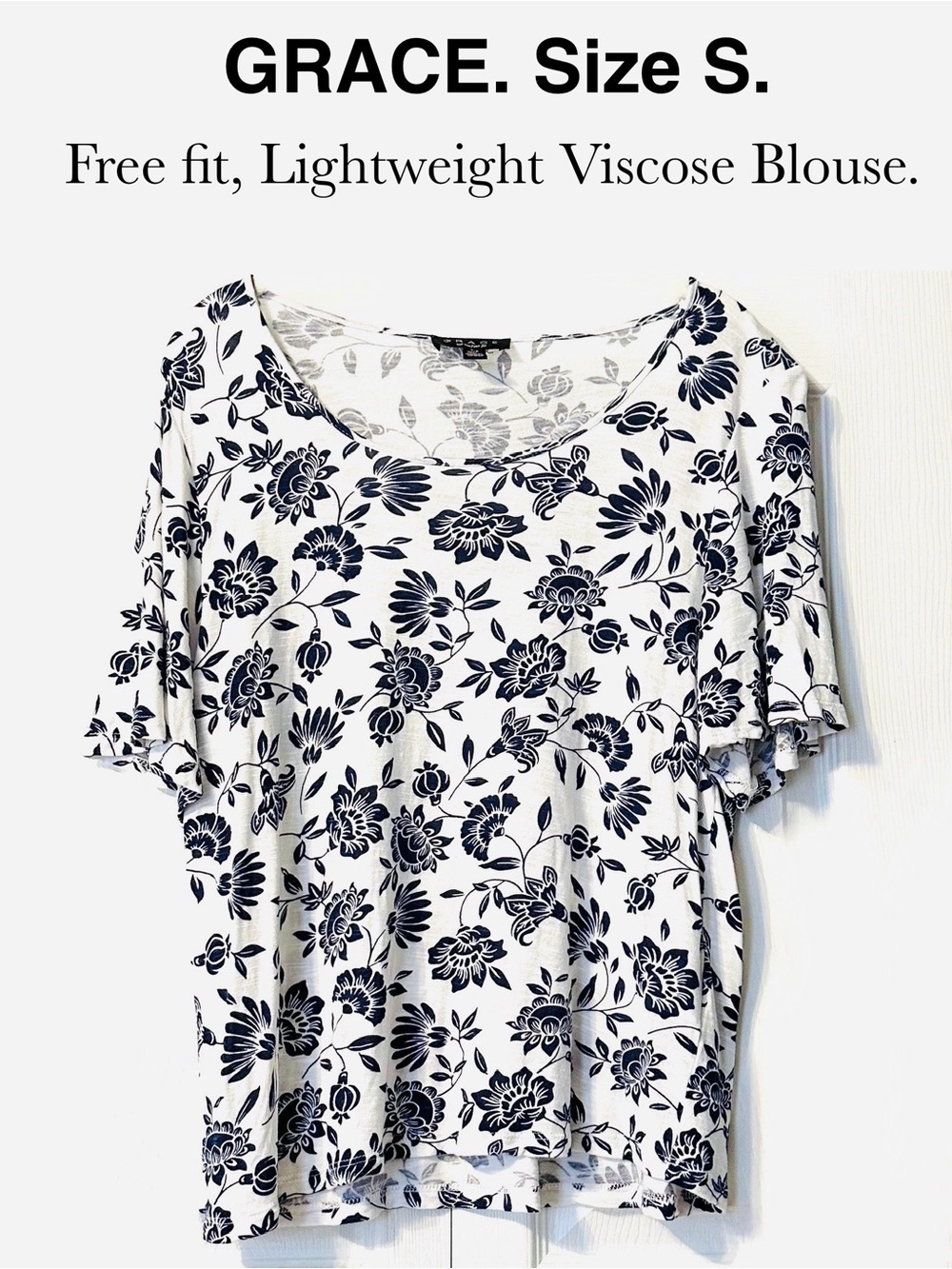 5/$15💥 GRACE White Blouse Navy Floral Print Viscose Top